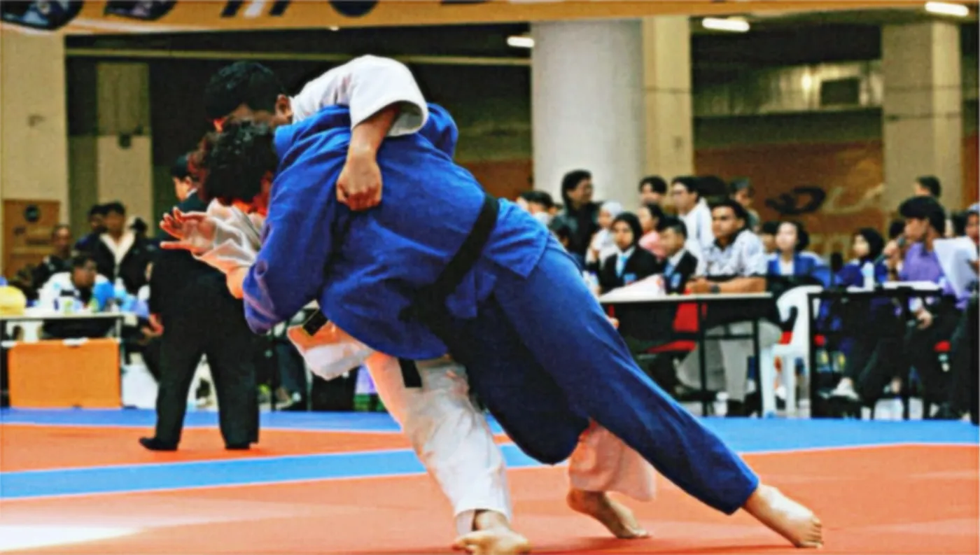 Two judoka mid-throw at a tournament